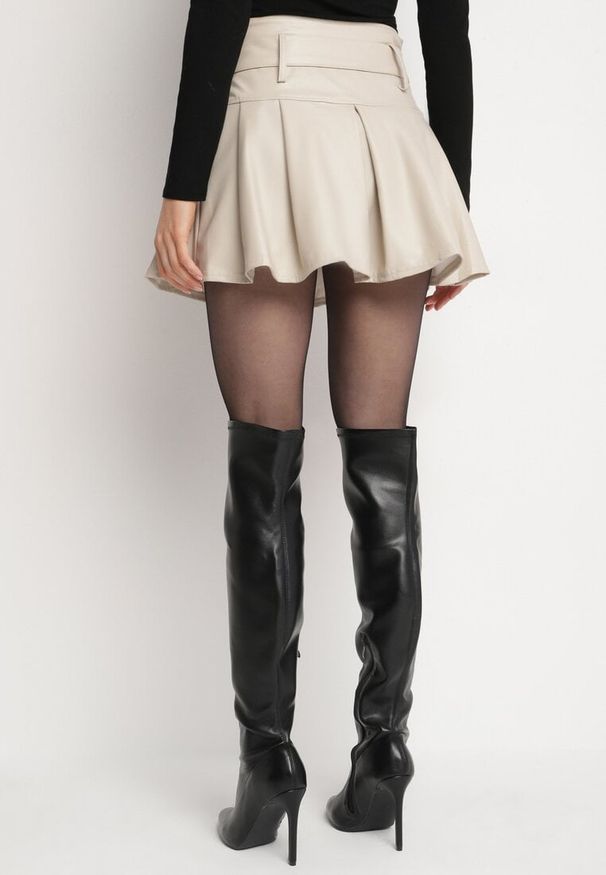 Born2be - Jasnobeżowa Plisowana Spódnica z Wysokim Stanem z Imitacji Skóry z Paskiem i Ociepleniem Asilea. Okazja: na co dzień. Stan: podwyższony. Kolor: beżowy. Materiał: skóra. Styl: elegancki, casual, klasyczny