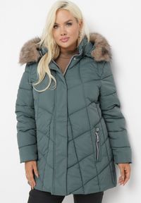 Born2be - Ciemnozielona Pikowana Kurtka z Kapturem i Futerkiem Maselle. Typ kołnierza: kaptur. Kolor: zielony. Materiał: futro. Sezon: jesień, zima #6