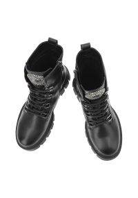 Czarne Botki Filippo Modne Buty Damskie. Okazja: na co dzień. Zapięcie: sznurówki. Kolor: czarny. Materiał: skóra. Wzór: aplikacja. Styl: casual, rockowy, klasyczny #7