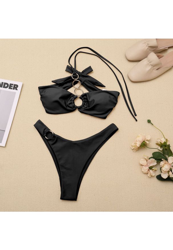 Intica - Bikini z ozdobnymi kółeczkami na plażę Here. Kolor: czarny. Materiał: materiał