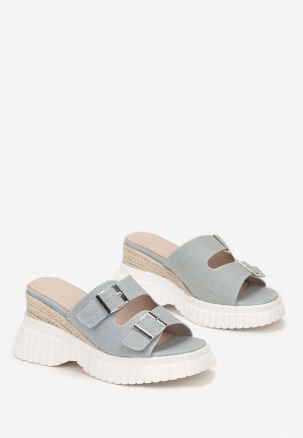 Born2be - Niebieskie Klapki na Koturnie Wsuwane z Klamrami przy Paseczkach Vezlira. Kolor: niebieski. Sezon: lato. Obcas: na koturnie. Styl: elegancki, boho