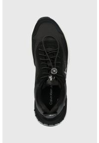 Calvin Klein Jeans sneakersy kolor czarny. Nosek buta: okrągły. Zapięcie: sznurówki. Kolor: czarny. Materiał: skóra, guma. Obcas: na platformie #2