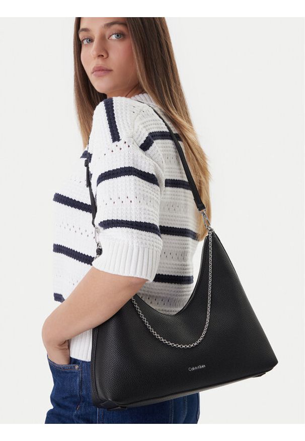 Calvin Klein Torebka Emblem Hw Pebble Shoulder Bag LV04F3495G Czarny. Kolor: czarny. Materiał: skórzane