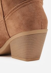 Born2be - Jasnobrązowe Gładkie Kozaki Kowbojki z Imitacji Zamszu na Stożkowym Obcasie Karelia. Nosek buta: otwarty. Kolor: brązowy. Materiał: zamsz. Wzór: gładki. Obcas: na obcasie. Wysokość obcasa: średni #2
