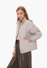 Volcano - Lekka kurtka przejściowa J-SANGRIA. Okazja: na co dzień. Typ kołnierza: kołnierzyk stójkowy. Kolor: beżowy. Materiał: materiał. Wzór: nadruk. Styl: casual #1