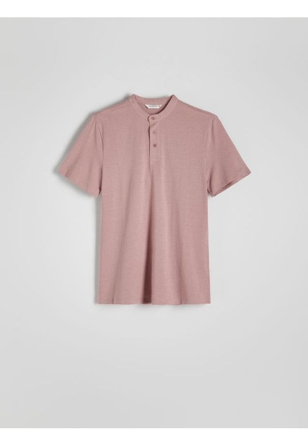 Reserved - Koszulka polo regular ze stójką - brudny róż. Typ kołnierza: polo, kołnierzyk stójkowy. Kolor: różowy. Materiał: bawełna, dzianina