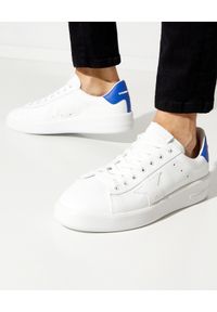 GOLDEN GOOSE - Sneakersy Purestar z niebieską piętą. Kolor: biały. Wzór: aplikacja