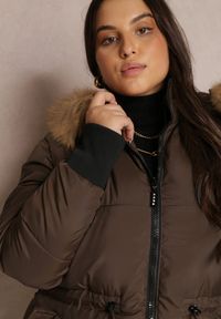 Renee - Brązowa Kurtka Pikowana z Futerkiem Damene. Okazja: na co dzień. Kolekcja: plus size. Kolor: brązowy. Materiał: futro. Sezon: zima, jesień. Styl: klasyczny, elegancki, casual #5