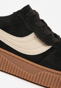 Renee - Czarne Sneakersy Kultowe Tenisówki z Zamszu Naturalnego ze Skórzaną Wkładką Rionae. Okazja: na co dzień, na randkę. Kolor: czarny. Materiał: zamsz, skóra #7