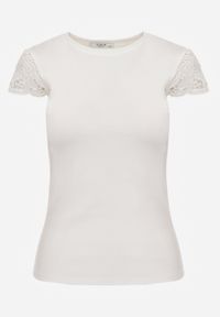 Born2be - Biała Bluzka z Koronkowymi Rękawami z Bawełny Liliasa. Kolor: biały. Materiał: bawełna, koronka. Długość rękawa: krótki rękaw. Długość: krótkie #3