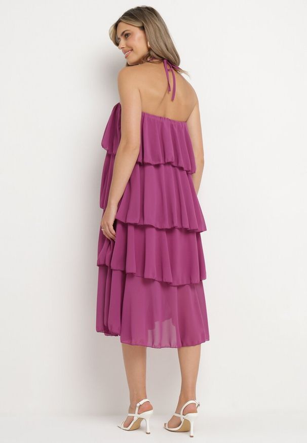 Born2be - Fioletowa Sukienka z Falbanami Wiązana na Szyi z Broszką Kwiatem Tinallena. Okazja: na co dzień. Kolor: fioletowy. Wzór: kwiaty. Styl: casual