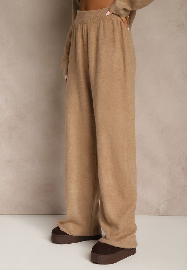 Renee - Ciemnobeżowy Dzianinowy Komplet z Wełną w Warkoczowy Splot Spodnie i Sweter Reinette. Kolor: beżowy. Materiał: dzianina, wełna. Wzór: ze splotem