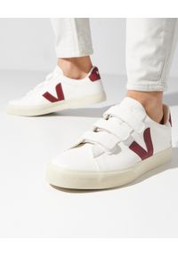 Veja - VEJA - Białe sneakersy z bordowym logo Marsala. Zapięcie: pasek. Kolor: biały. Materiał: materiał, guma. Wzór: paski, aplikacja