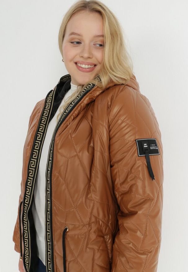 Born2be - Brązowa Kurtka Pikowana z Kapturem Laakso. Okazja: na co dzień. Typ kołnierza: kaptur. Kolekcja: plus size. Kolor: brązowy. Długość: długie. Wzór: gładki. Materiał: jeans, materiał. Długość rękawa: długi rękaw. Styl: casual