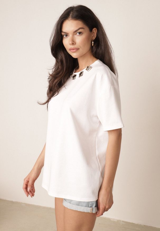 Born2be - Biały Bawełniany T-shirt Oversize z Biżuteryjnymi Aplikacjami przy Dekolcie Tesana. Okazja: na co dzień, do pracy. Kolor: biały. Materiał: bawełna. Wzór: aplikacja. Styl: elegancki, casual