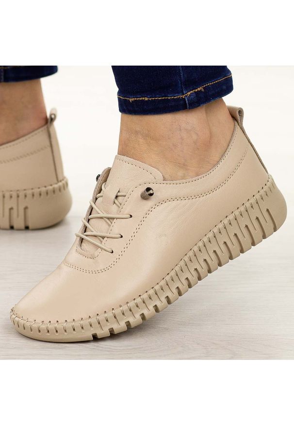 Beżowe skórzane półbuty damskie T.Sokolski 4000. Okazja: na co dzień. Nosek buta: okrągły. Kolor: beżowy. Materiał: skóra. Szerokość cholewki: normalna. Sezon: jesień, wiosna. Styl: klasyczny, casual