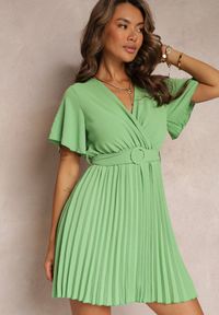 Renee - Zielona Sukienka Plisowana z Paskiem i Kopertowym Dekoltem Azelea. Kolor: zielony. Materiał: materiał. Typ sukienki: kopertowe