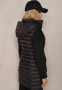 Renee - Czarna Długa Kamizelka z Kapturem i Ozdobnym Pikowaniem Vitiena. Okazja: na co dzień. Typ kołnierza: kaptur. Kolor: czarny. Materiał: satyna, jeans. Długość: długie. Styl: casual, elegancki, wizytowy