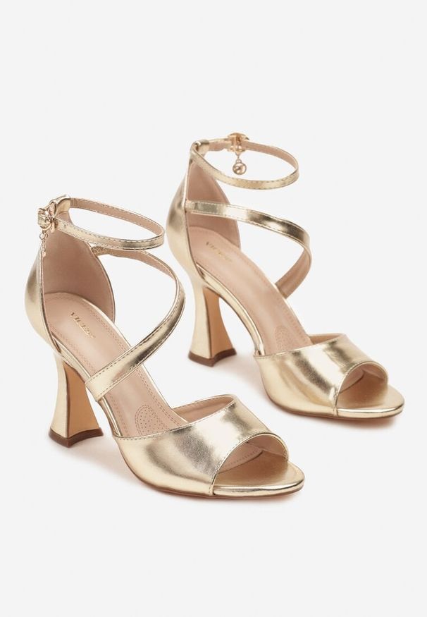 Born2be - Złote Sandały Vices na Szpilce z Asymetrycznymi Paskami Saroneira. Okazja: na imprezę. Zapięcie: pasek. Kolor: złoty. Obcas: na szpilce. Styl: elegancki, wizytowy. Wysokość obcasa: średni