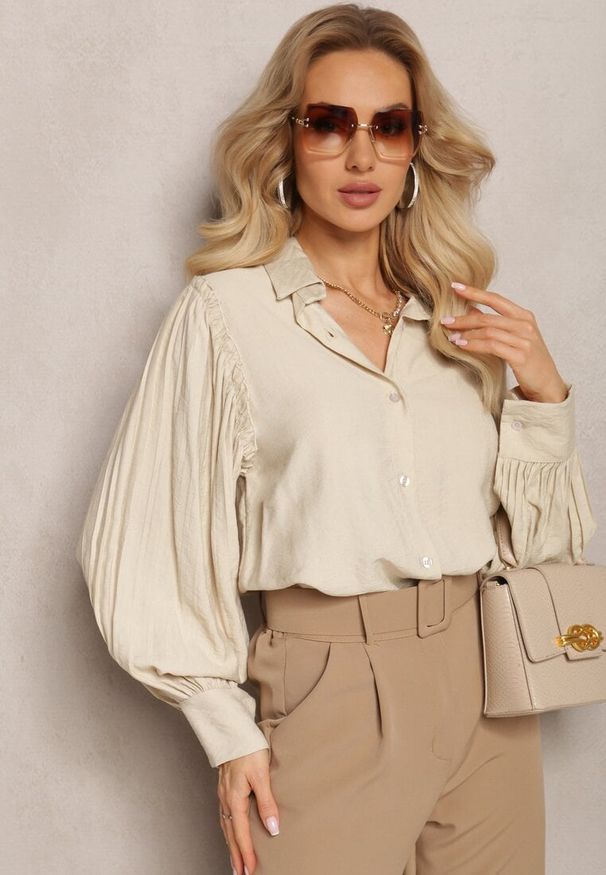 Renee - Beżowa Koszula z Ozdobnymi Rękawami z Plisowanej Tkaniny Zemona. Kolor: beżowy. Materiał: tkanina