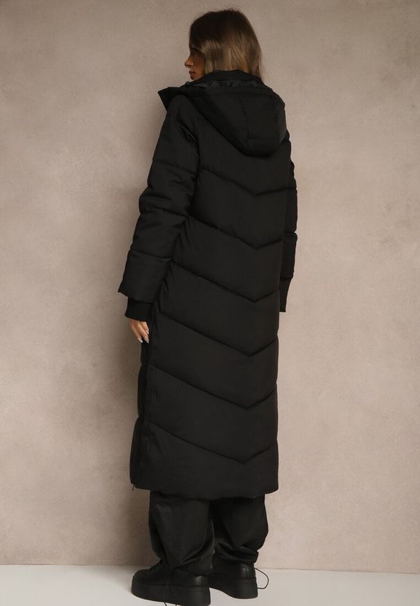Renee - Czarna Przeciwdeszczowa Kurtka z Kapturem i Pikowanymi Przeszyciami Lerrise. Typ kołnierza: kaptur. Kolor: czarny. Materiał: dzianina, jeans. Sezon: zima. Styl: elegancki, klasyczny