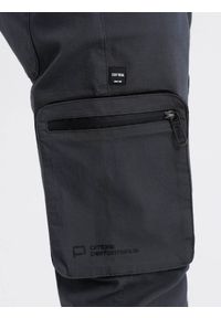 Ombre Clothing - Męskie spodnie JOGGERY z odstającymi i zapinanymi kieszeniami cargo - grafitowe V6 OM-PAJO-0135 - XXL. Kolor: szary. Materiał: bawełna, elastan, guma, tkanina. Wzór: nadruk