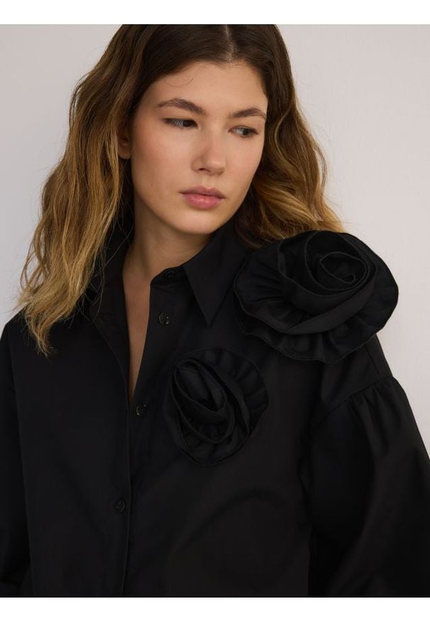 Reserved - Koszula z ozdobnym kwiatem - czarny. Kolor: czarny. Materiał: bawełna, tkanina. Wzór: kwiaty