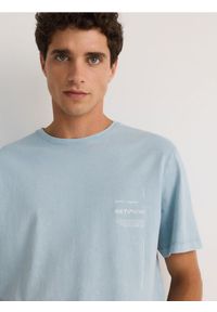 Reserved - T-shirt regular z nadrukiem - jasnoniebieski. Kolor: niebieski. Materiał: bawełna, dzianina. Wzór: nadruk #1