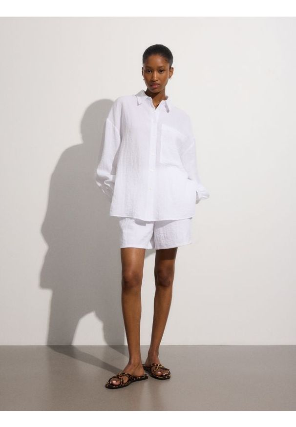 Reserved - Koszula oversize z wiskozą - biały. Kolor: biały. Materiał: wiskoza