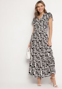 Born2be - Czarna Sukienka o Kopertowym Fasonie z Falbanką w Kwiatowy Wzór Flormoi. Okazja: na co dzień. Typ kołnierza: dekolt kopertowy, kołnierz z falbankami. Kolor: czarny. Materiał: materiał, jeans. Wzór: kwiaty. Sezon: wiosna, lato. Typ sukienki: kopertowe. Styl: klasyczny, casual #7