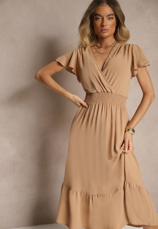 Renee - Beżowa Kopertowa Sukienka o Rozkloszowanym Fasonie z Gumką w Talii Reivione. Okazja: na co dzień. Typ kołnierza: dekolt w serek. Kolor: beżowy. Materiał: materiał. Typ sukienki: kopertowe. Styl: klasyczny, casual