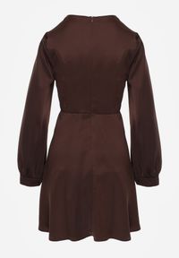 Born2be - Brązowa Satynowa Sukienka VICES z Bawełny o Kopertowym Kroju Glanita. Okazja: na co dzień. Kolor: brązowy. Materiał: satyna, bawełna. Typ sukienki: kopertowe. Styl: casual, klasyczny #8