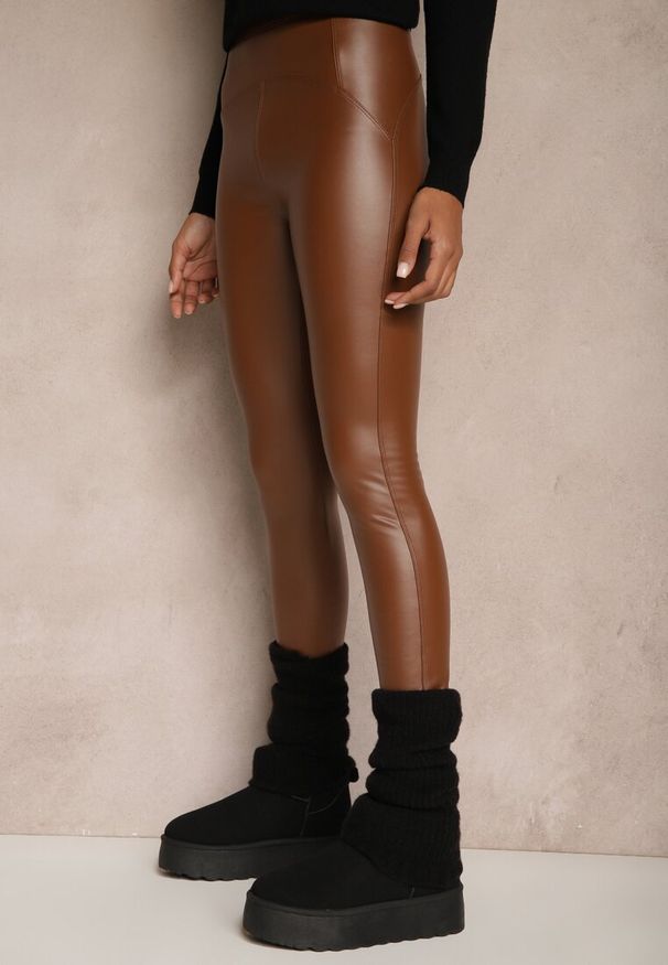Renee - Brązowe Legginsy High Waist z Ociepleniem Faladi. Okazja: na co dzień, na spacer. Stan: podwyższony. Kolor: brązowy. Długość: długie. Sezon: jesień, zima. Styl: casual