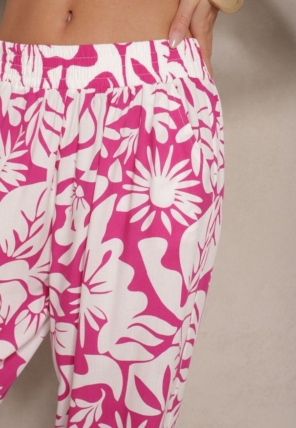 Renee - Fuksjowe Spodnie z Wiskozy High Waist w Kwiatowy Wzór Niliannea. Okazja: na co dzień. Stan: podwyższony. Kolor: różowy. Materiał: wiskoza. Wzór: kwiaty. Styl: elegancki, casual