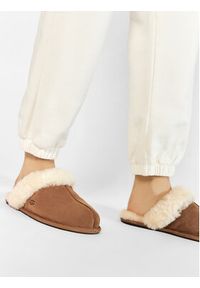 Ugg Kapcie W Scuffette II 1106872 Brązowy. Kolor: brązowy. Materiał: skóra, zamsz