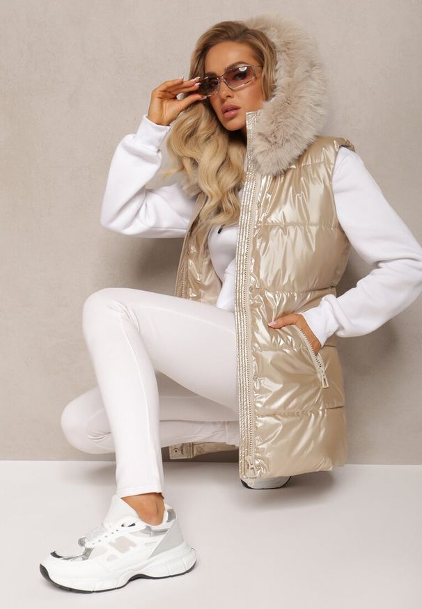 Renee - Jasnobeżowa Pikowana Kamizelka z Kapturem i Ozdobnym Futerkiem Alephne. Typ kołnierza: kaptur. Kolor: beżowy. Materiał: futro