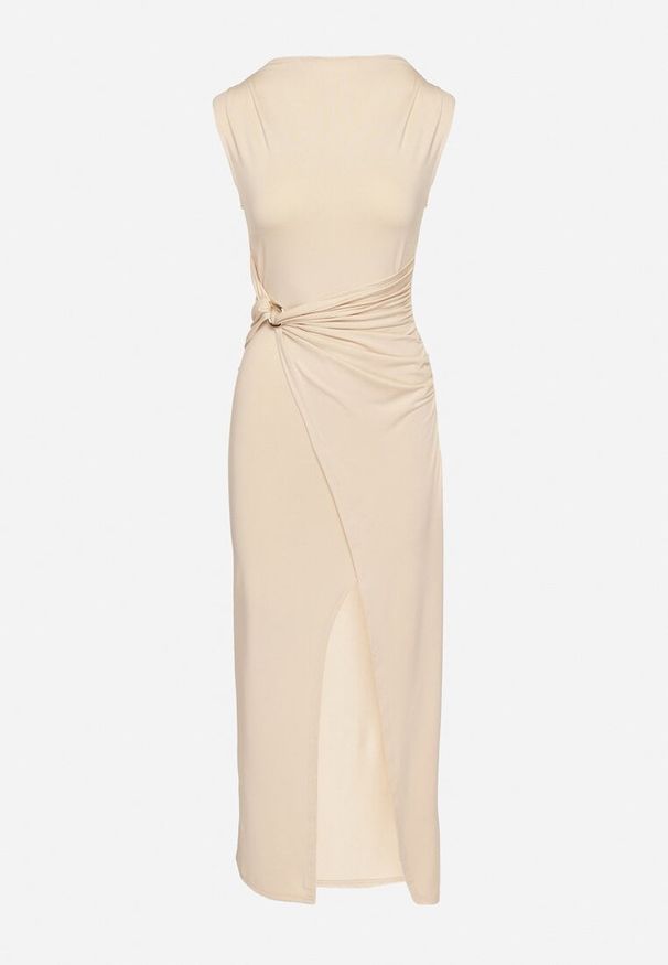 Born2be - Beżowa Koktajlowa Sukienka Dopasowana z Metalową Ozdobą i Marszczeniem Novarisse. Kolor: beżowy. Wzór: aplikacja. Typ sukienki: dopasowane. Styl: wizytowy