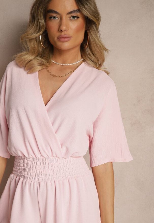 Renee - Jasnoróżowy Taliowany Kombinezon z Zakładkowym Dekoltem i Gumką w Pasie Vimalynna. Okazja: na co dzień. Kolor: różowy. Styl: klasyczny, elegancki, casual