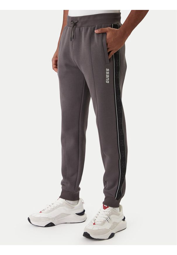 Guess Spodnie dresowe Z2YB09 KB3P2 Szary Regular Fit. Kolor: szary. Materiał: bawełna