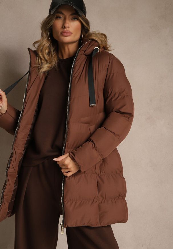 Renee - Brązowa Kurtka Pikowana o Długim Kroju z Kapturem i Suwakiem Dwukierunkowym Naomira. Okazja: na co dzień. Typ kołnierza: kaptur. Kolor: brązowy. Materiał: jeans. Długość: długie. Styl: casual, elegancki