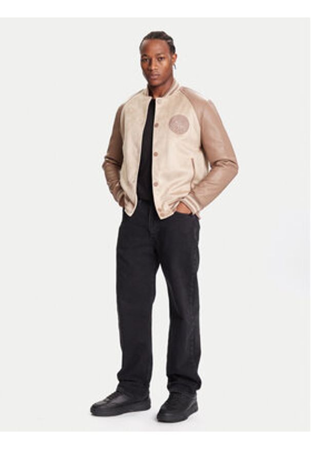 Guess Kurtka bomber M5BL2B K1062 Beżowy Regular Fit. Kolor: beżowy. Materiał: syntetyk