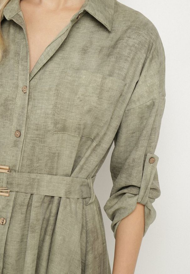 Born2be - Zielona Sukienka o Koszulowym Kroju z Paskiem z Klamrą Evelmio. Okazja: na co dzień. Typ kołnierza: kołnierzyk klasyczny. Kolor: zielony. Materiał: jeans. Długość rękawa: długi rękaw. Typ sukienki: koszulowe. Styl: klasyczny, casual, elegancki