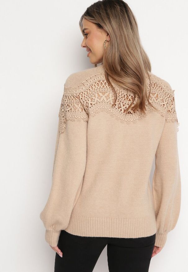 Born2be - Beżowy Sweter Dzianinowy z Koronką Amaleth. Kolor: beżowy. Materiał: dzianina, koronka. Długość: długie. Wzór: koronka