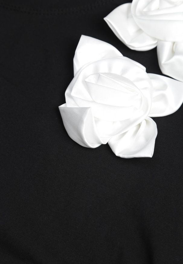 Born2be - Czarno-Biały Klasyczny T-shirt z Bawełny Zdobiony Aplikacją 3D w Kształcie Kwiatów Noebel. Okazja: na co dzień. Kolor: czarny. Materiał: bawełna. Wzór: aplikacja, kwiaty. Styl: klasyczny