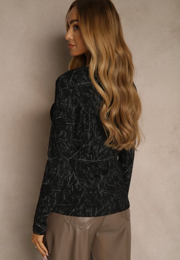 Renee - Czarna Bluzka Longsleeve Ozdobiona Geometrycznym Motywem Uninessa. Okazja: na co dzień. Kolor: czarny. Materiał: jeans. Długość rękawa: długi rękaw. Wzór: aplikacja, geometria. Styl: casual