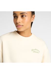 Bluza damska New Balance WT53516PEF – beżowa. Okazja: na co dzień. Kolor: beżowy. Materiał: dresówka, poliester, materiał, bawełna, prążkowany. Wzór: aplikacja, napisy. Styl: casual #6