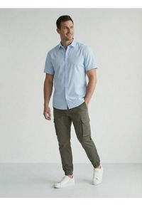 Sinsay - Spodnie jogger cargo - khaki. Kolor: brązowy #1