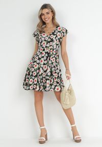 Born2be - Czarna Sukienka Mini z Wiskozy z Gumką w Pasie i Falbankami Nidi. Typ kołnierza: kołnierz z falbankami. Kolor: czarny. Materiał: wiskoza. Długość: mini #3