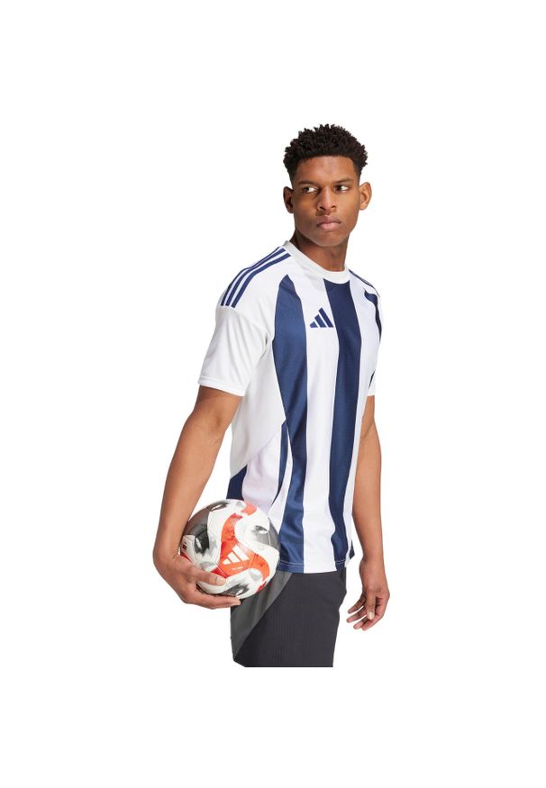 Adidas - Koszulka męska adidas Striped 24 Jersey. Kolor: biały, wielokolorowy, niebieski. Materiał: jersey
