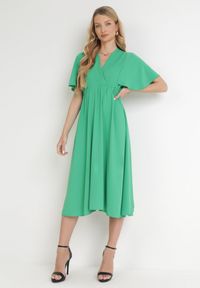 Born2be - Zielona Rozkloszowana Sukienka Midi z Kopertowym Dekoltem i Gumką w Talii Muntani. Kolor: zielony. Długość rękawa: krótki rękaw. Typ sukienki: kopertowe. Długość: midi #4